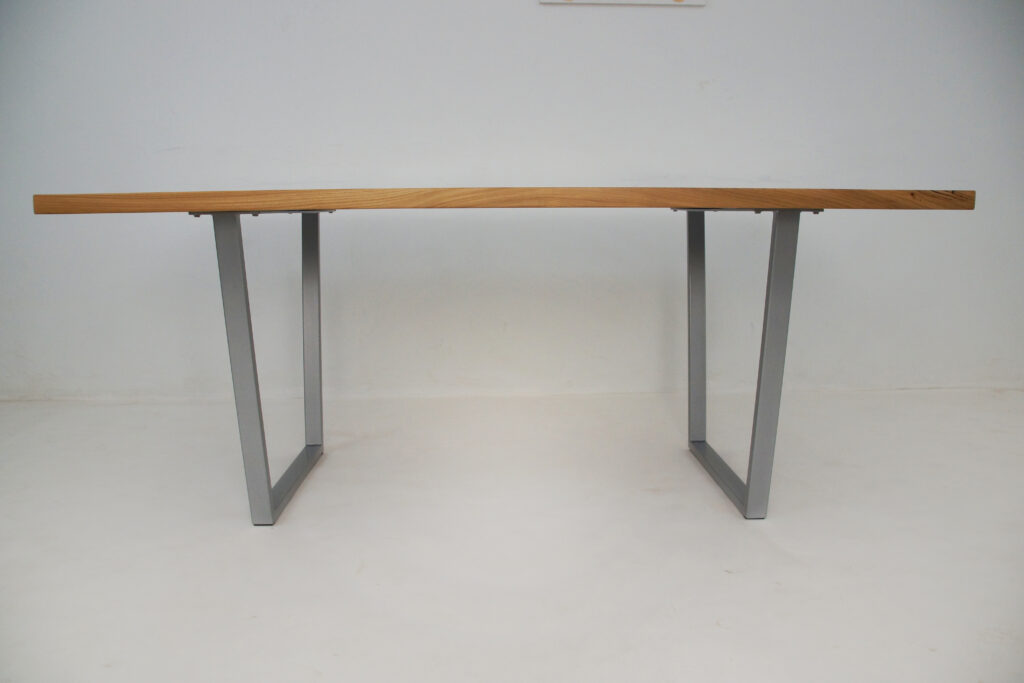 http://Elm%20River%20Dining%20Table%20With%20Blue%20Epoxy%20Gradient%205