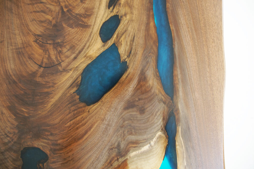 http://LIve%20Edge%20River%20Table%20With%20Translucent%20Blue%20Epoxy%2013