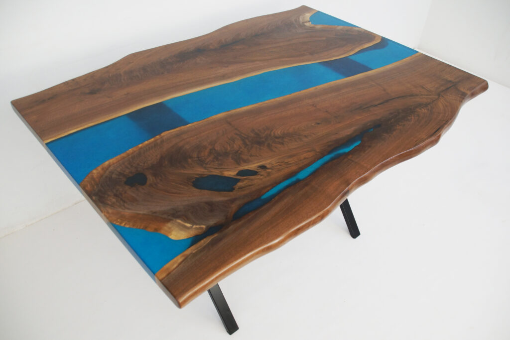 http://LIve%20Edge%20River%20Table%20With%20Translucent%20Blue%20Epoxy%205
