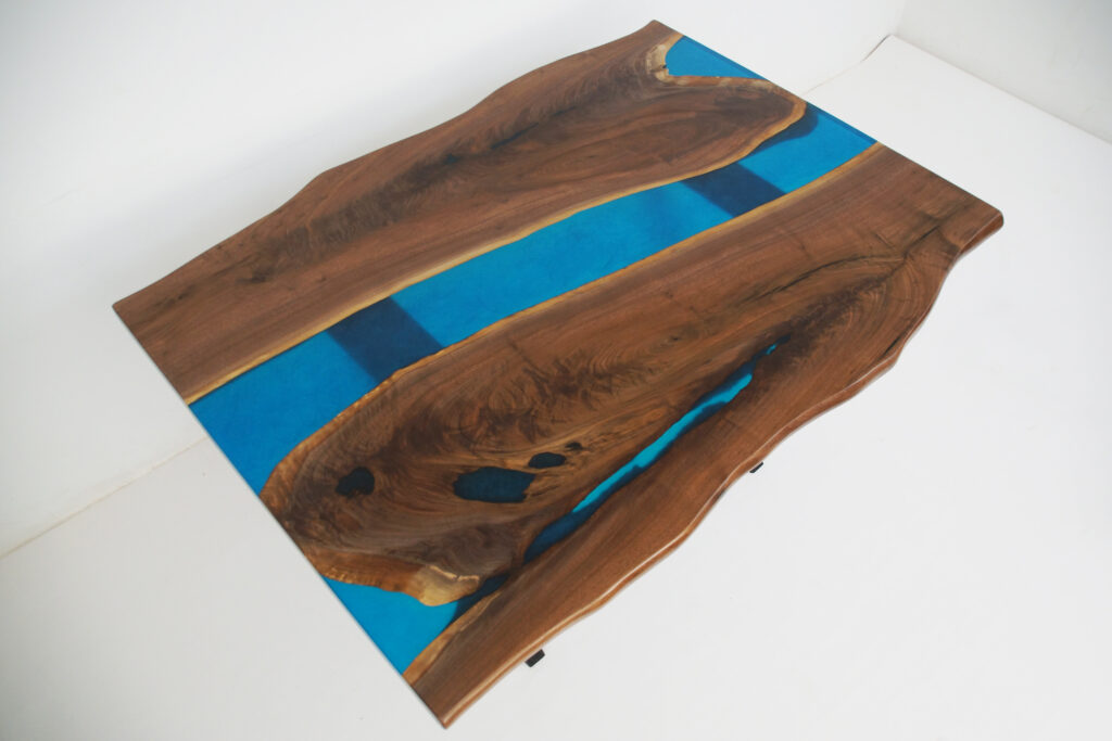 http://LIve%20Edge%20River%20Table%20With%20Translucent%20Blue%20Epoxy%204
