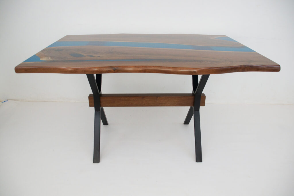 http://LIve%20Edge%20River%20Table%20With%20Translucent%20Blue%20Epoxy%203