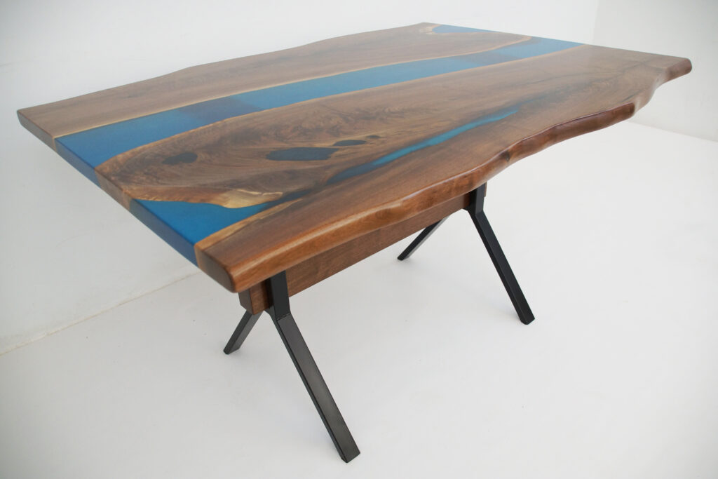http://LIve%20Edge%20River%20Table%20With%20Translucent%20Blue%20Epoxy%202