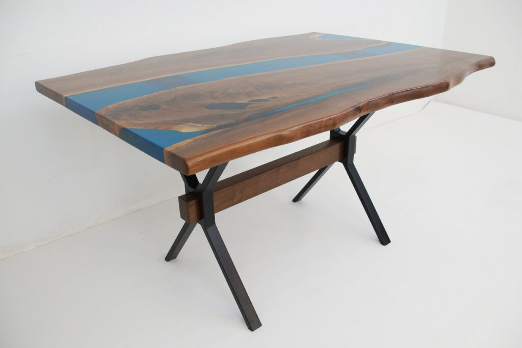 http://LIve%20Edge%20River%20Table%20With%20Translucent%20Blue%20Epoxy%201