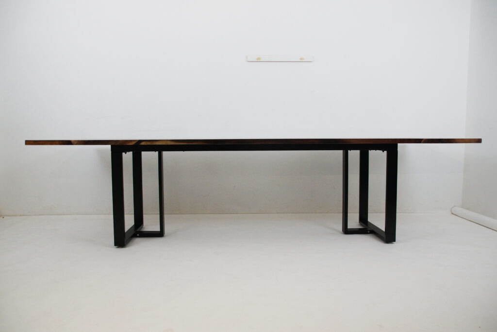 http://Large%20Clear%20Epoxy%20&%20Walnut%20Dining%20Table%209