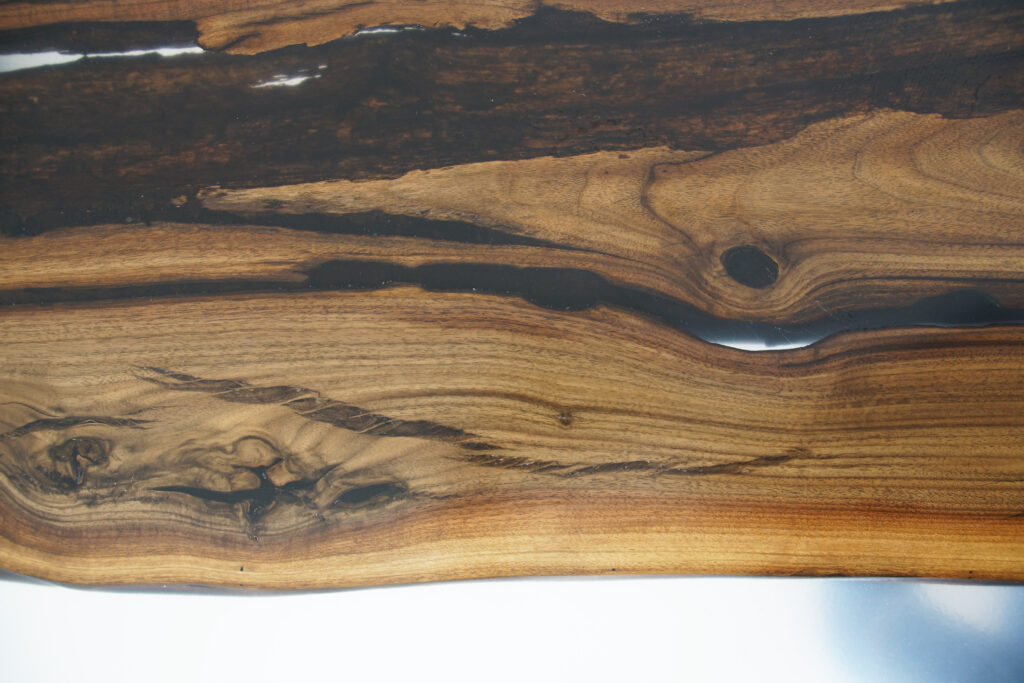 http://Large%20Clear%20Epoxy%20&%20Walnut%20Dining%20Table%208