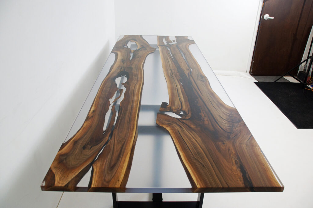 http://Large%20Clear%20Epoxy%20&%20Walnut%20Dining%20Table%207