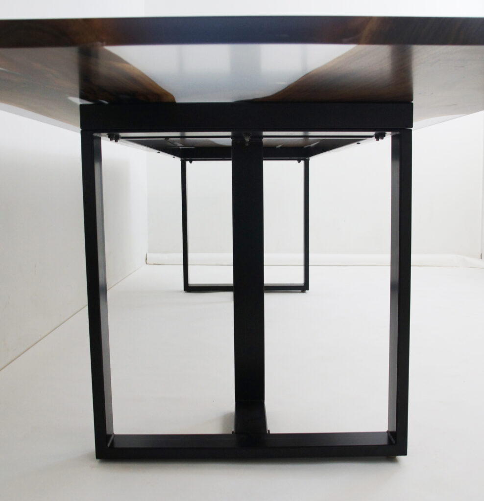 http://Large%20Clear%20Epoxy%20&%20Walnut%20Dining%20Table%206