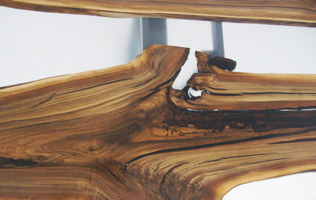 http://Large%20Clear%20Epoxy%20&%20Walnut%20Dining%20Table%204