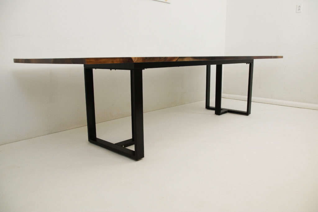 http://Large%20Clear%20Epoxy%20&%20Walnut%20Dining%20Table%203