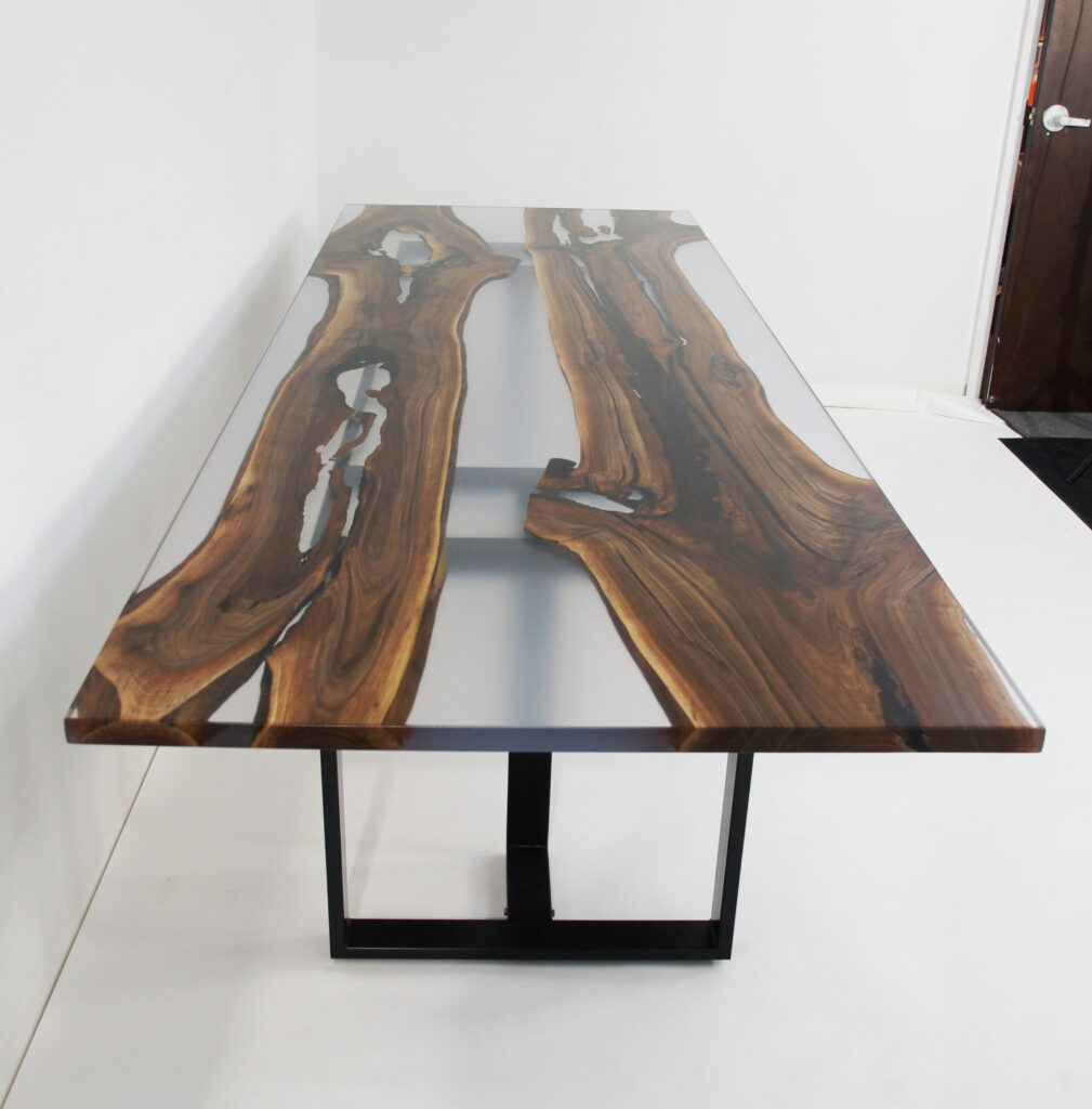 http://Large%20Clear%20Epoxy%20&%20Walnut%20Dining%20Table%202