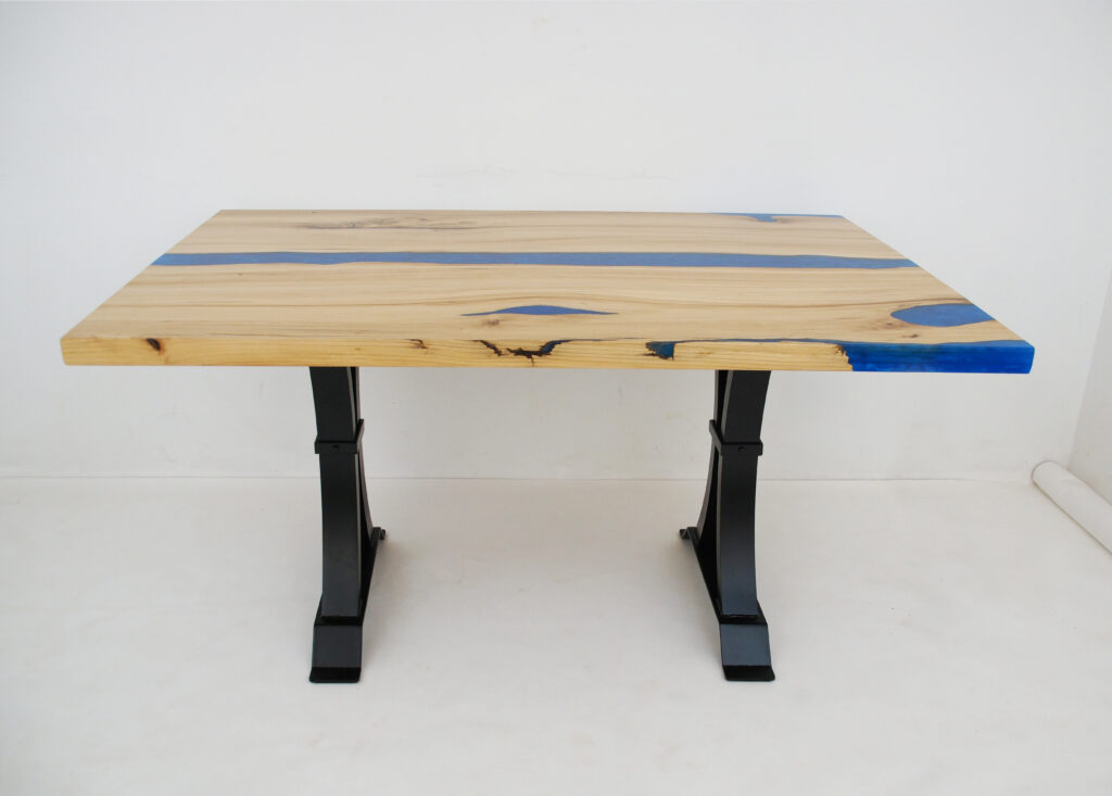 http://Blue%20Epoxy%20&%20LED%20Dining%20Table%201
