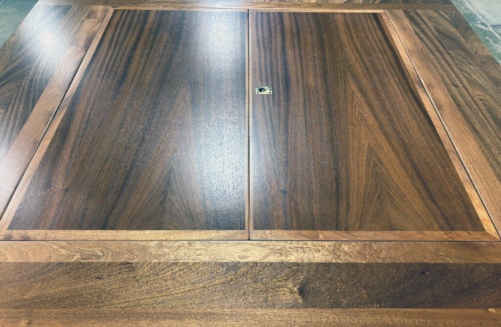http://Mahogany%20Gaming%20Table%2010