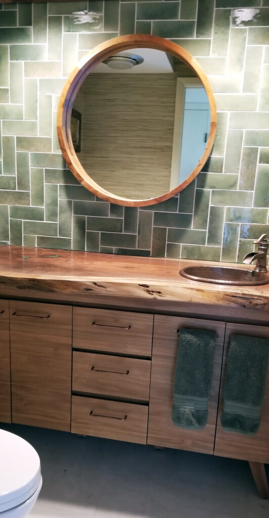 http://Bathroom%20Vanity%20With%20Sink%20Cutout%20And%20Epoxy%20Resin%202