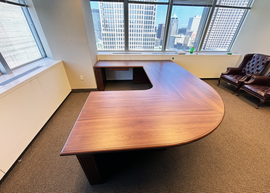 http://Built%20In%20Mahogany%20Executive%20Desk%2011