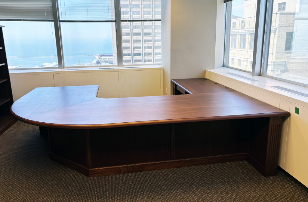 http://Built%20In%20Mahogany%20Executive%20Desk%204