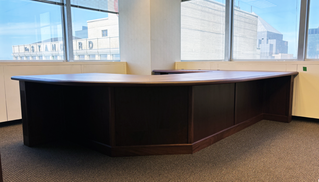 http://Built%20In%20Mahogany%20Executive%20Desk%202
