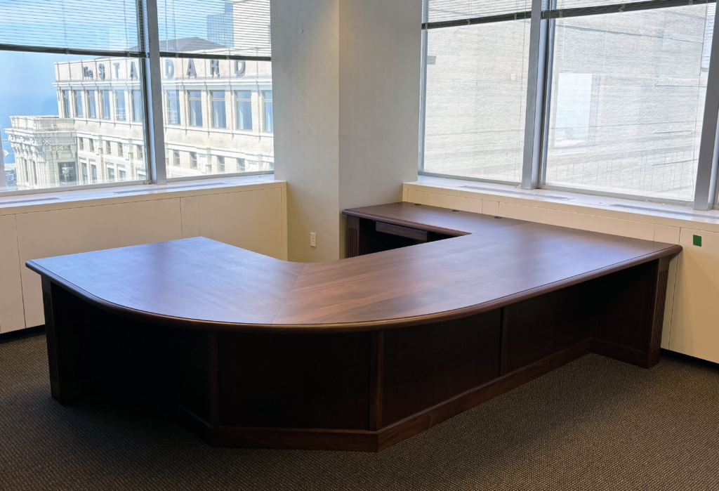 http://Built%20In%20Mahogany%20Executive%20Desk%201
