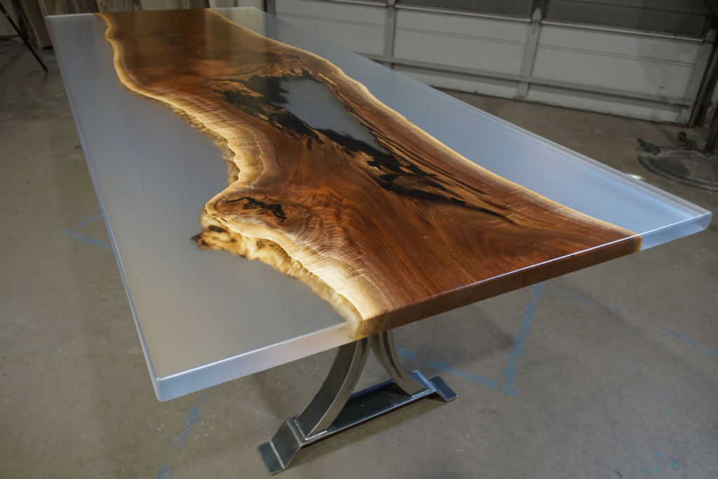 http://Walnut%20Dining%20Table%20With%20Clear%20Epoxy%201943%207