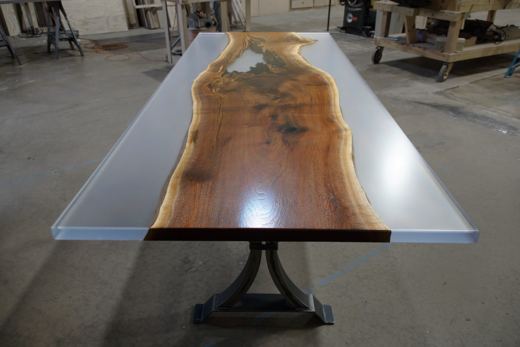 http://Walnut%20Dining%20Table%20With%20Clear%20Epoxy%201943%206