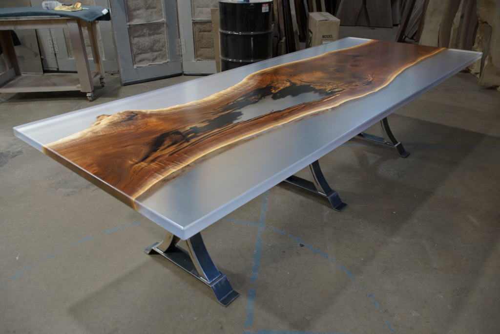 http://Walnut%20Dining%20Table%20With%20Clear%20Epoxy%201943%205