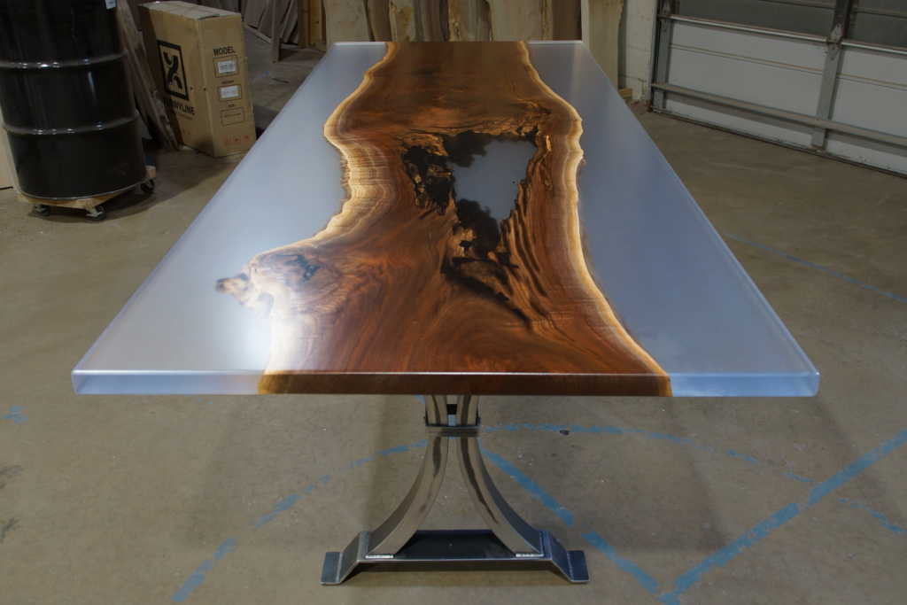 http://Walnut%20Dining%20Table%20With%20Clear%20Epoxy%201943%204