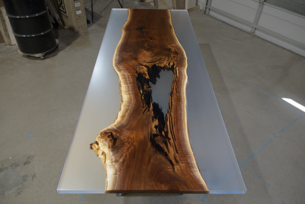 http://Walnut%20Dining%20Table%20With%20Clear%20Epoxy%201943%203