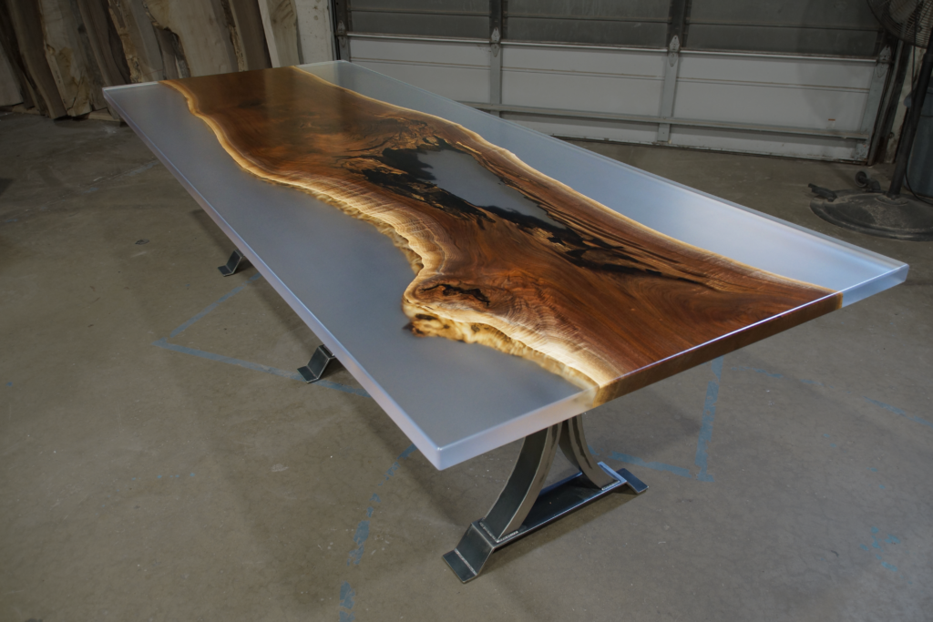 http://Walnut%20Dining%20Table%20With%20Clear%20Epoxy%201943%202