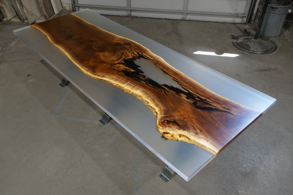 http://Walnut%20Dining%20Table%20With%20Clear%20Epoxy%201943%201