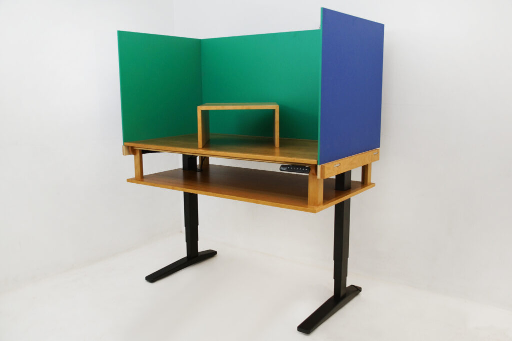 http://Height%20Adjustable%20Standing%20Animation%20Desk%20With%20Interchangeable%20Panels%200051