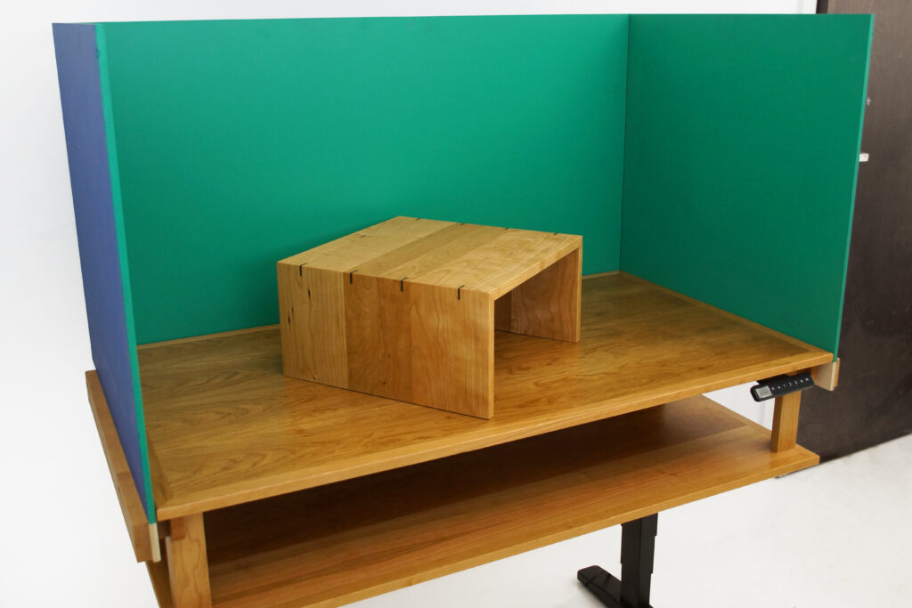 http://Height%20Adjustable%20Standing%20Animation%20Desk%20With%20Interchangeable%20Panels%200051%204