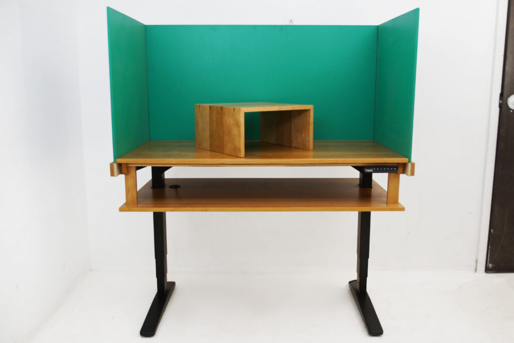 http://Height%20Adjustable%20Standing%20Animation%20Desk%20With%20Interchangeable%20Panels%200051%203