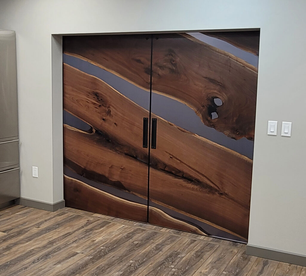 http://Walnut%20Interior%20Sliding%20Doors%20With%20Translucent%20Black%20Resin%209