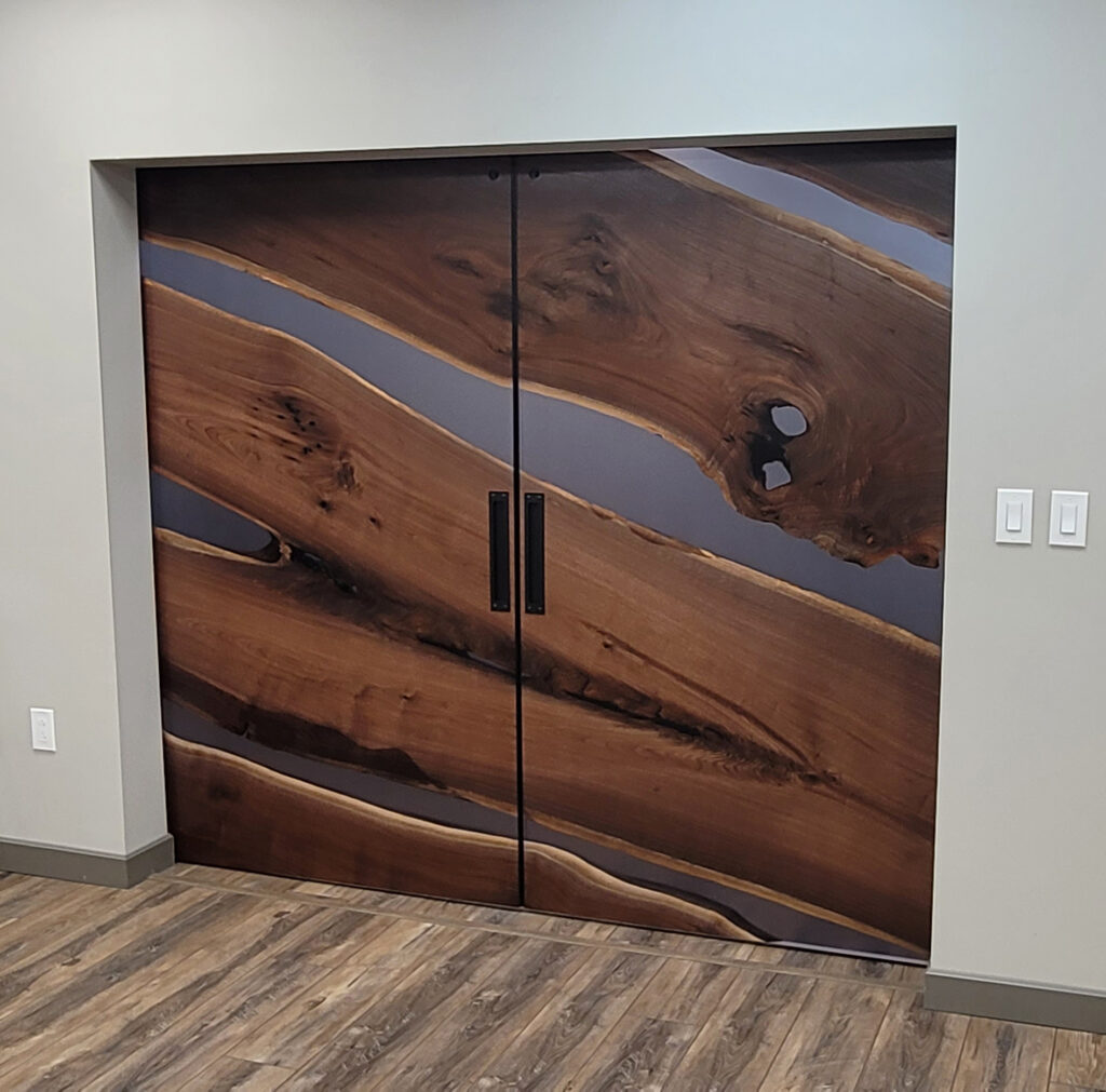 http://Walnut%20Interior%20Sliding%20Doors%20With%20Translucent%20Black%20Resin%206