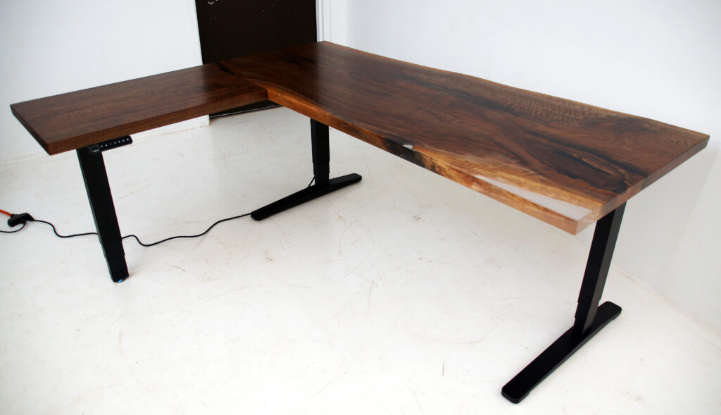 http://Sit%20Stand%20Desk%20With%20Clear%20Epoxy%20Resin%201