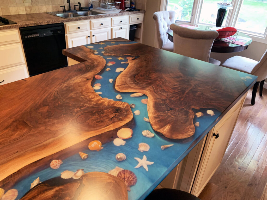 http://L%20Shaped%20River%20Kitchen%20Island%20Countertop%20With%20Seashells%2013