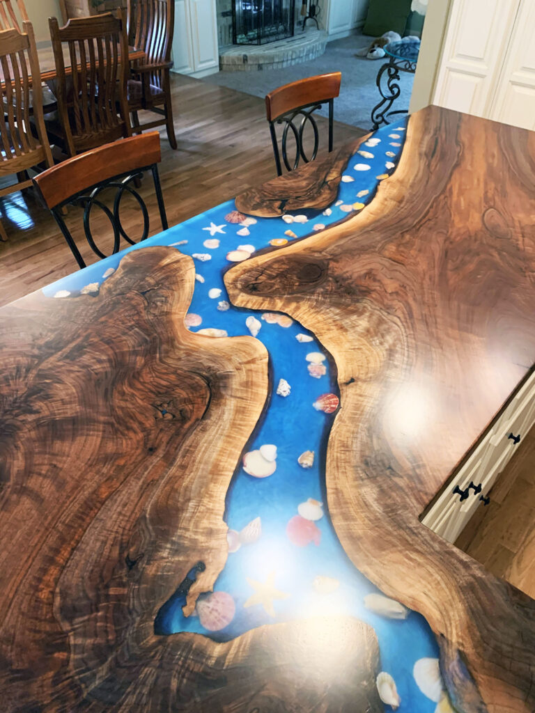 http://L%20Shaped%20River%20Kitchen%20Island%20Countertop%20With%20Seashells%2012