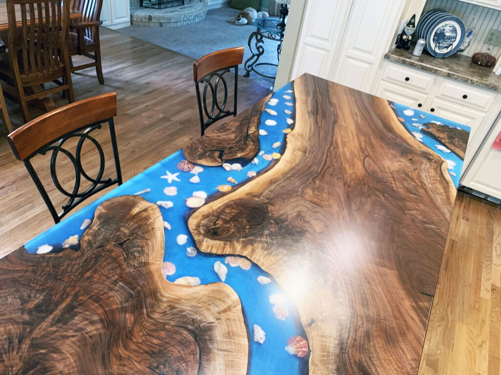 http://L%20Shaped%20River%20Kitchen%20Island%20Countertop%20With%20Seashells%2011