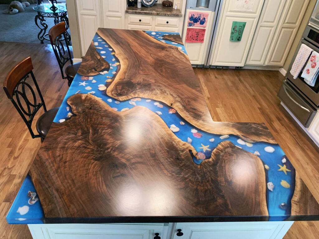 http://L%20Shaped%20River%20Kitchen%20Island%20Countertop%20With%20Seashells%2010