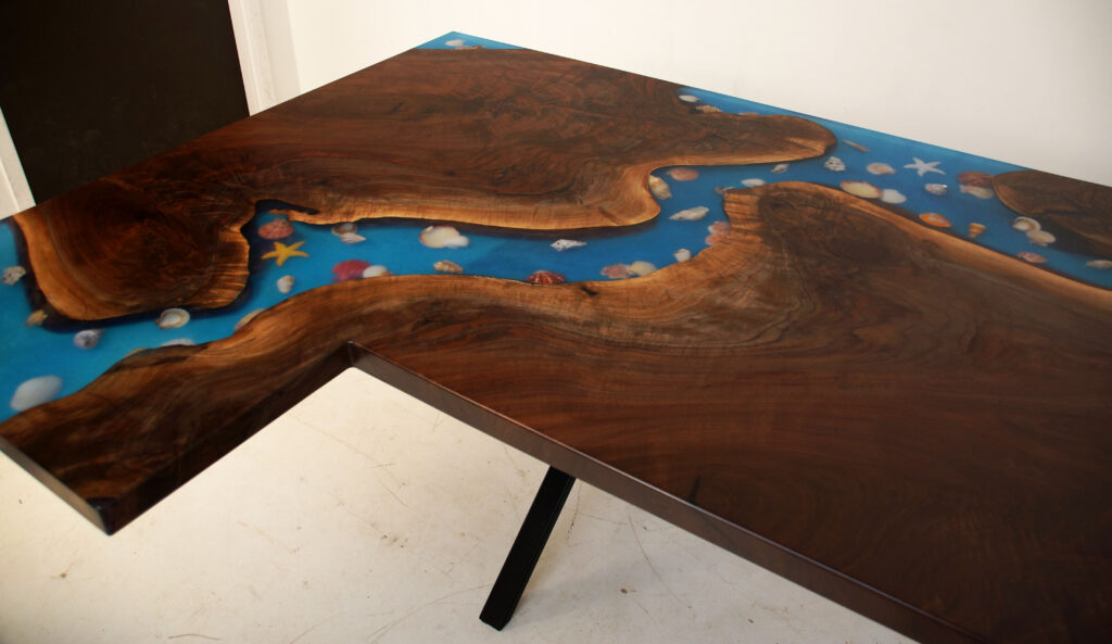 http://L%20Shaped%20River%20Kitchen%20Island%20Countertop%20With%20Seashells%207