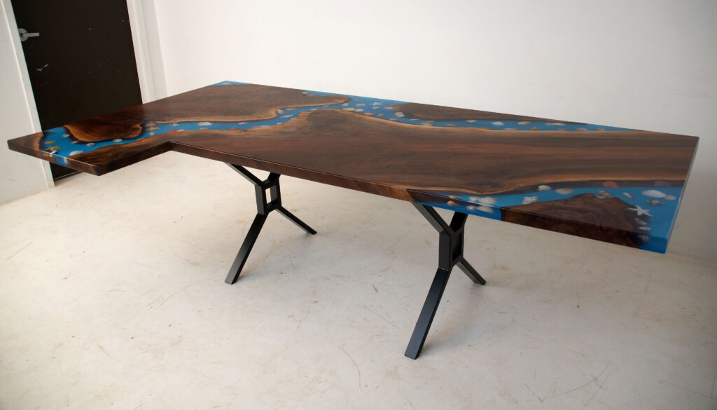 http://L%20Shaped%20River%20Kitchen%20Island%20Countertop%20With%20Seashells%206