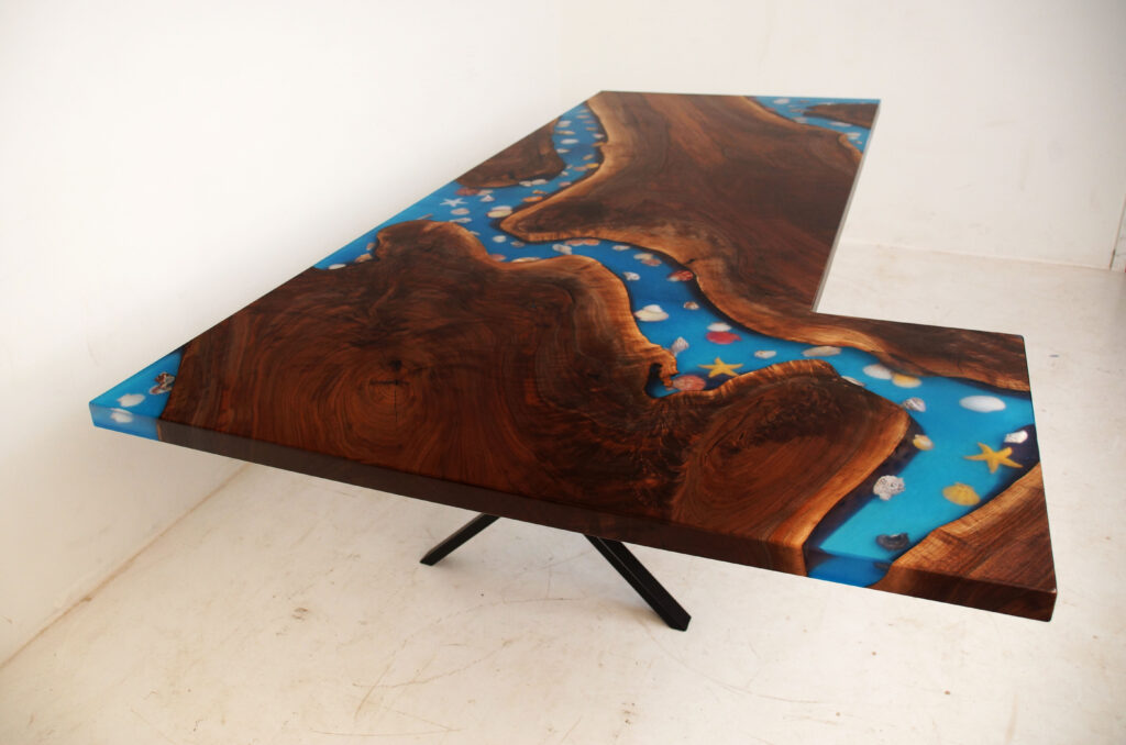 http://L%20Shaped%20River%20Kitchen%20Island%20Countertop%20With%20Seashells%205