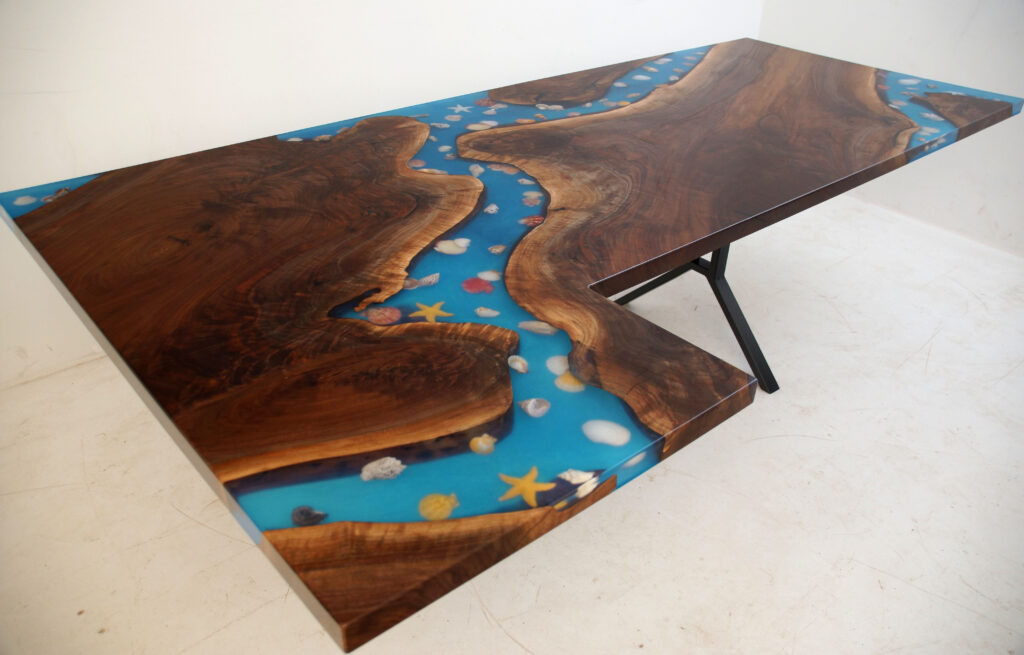 http://L%20Shaped%20River%20Kitchen%20Island%20Countertop%20With%20Seashells%204