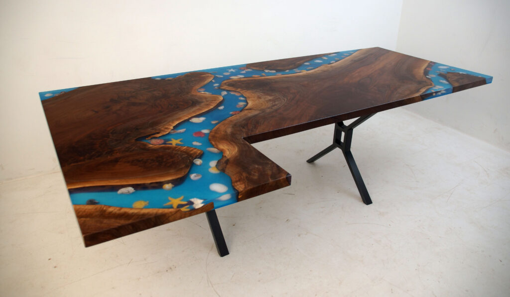 http://L%20Shaped%20River%20Kitchen%20Island%20Countertop%20With%20Seashells%203