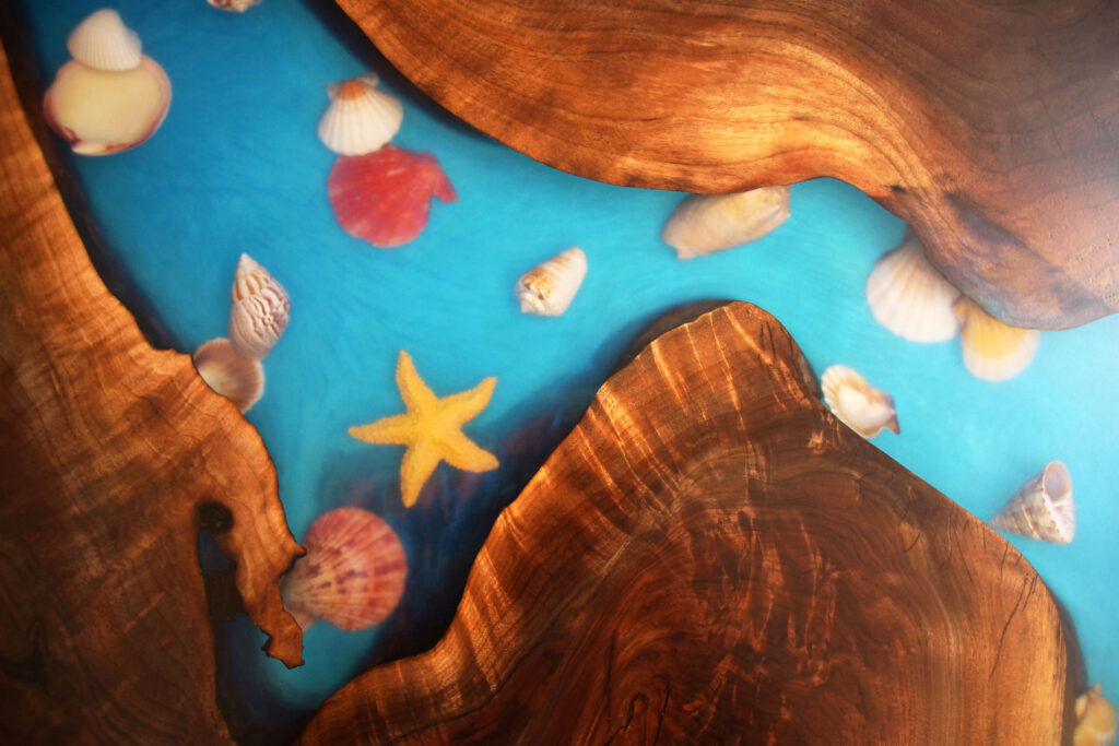 http://L%20Shaped%20River%20Kitchen%20Island%20Countertop%20With%20Seashells%202