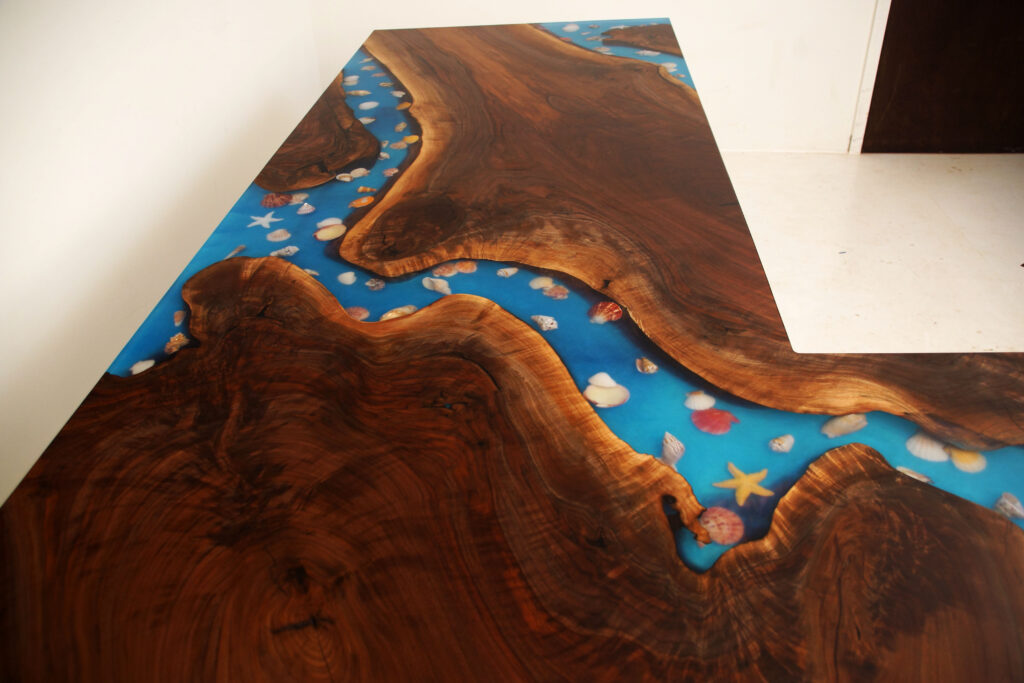 http://L%20Shaped%20River%20Kitchen%20Island%20Countertop%20With%20Seashells%201
