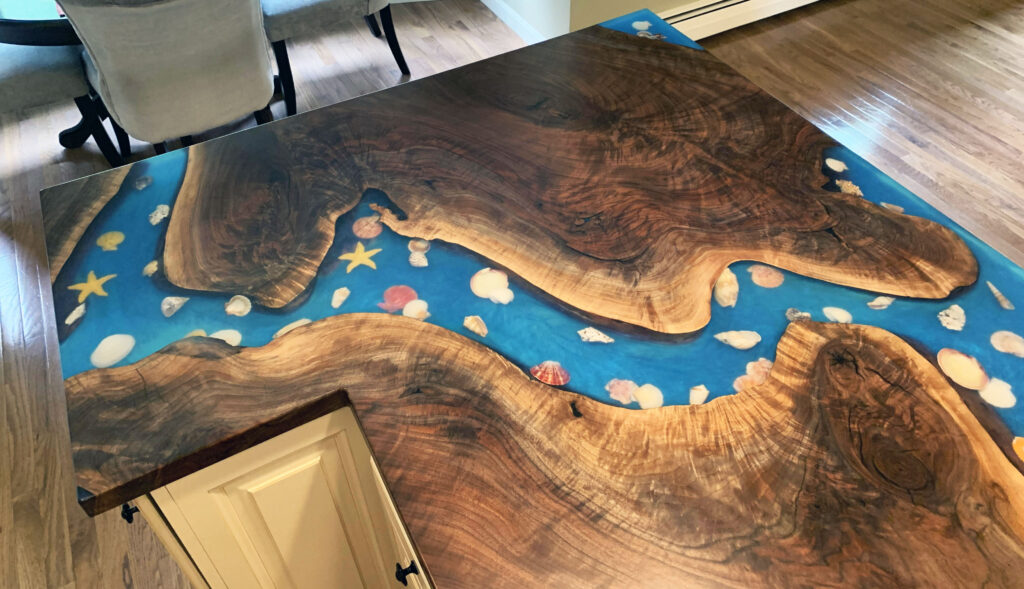 http://L%20Shaped%20River%20Kitchen%20Island%20Countertop%20With%20Seashells%2014