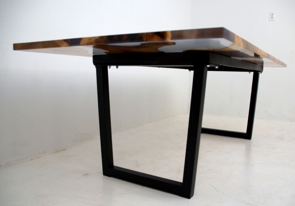 http://Live%20Edge%20Dining%20Table%20With%20Clear%20Resin%208