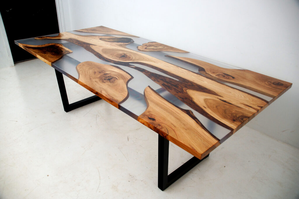 http://Live%20Edge%20Dining%20Table%20With%20Clear%20Resin%205