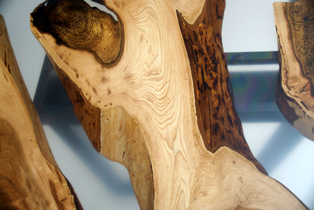 http://Live%20Edge%20Dining%20Table%20With%20Clear%20Resin%203