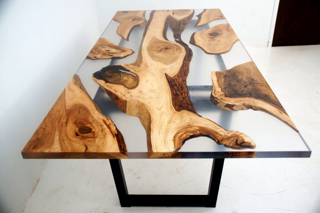 http://Live%20Edge%20Dining%20Table%20With%20Clear%20Resin%202